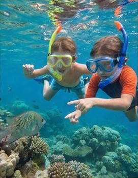 Recto : deux enfants en snorkeling à Moorea, photo plein cadre
