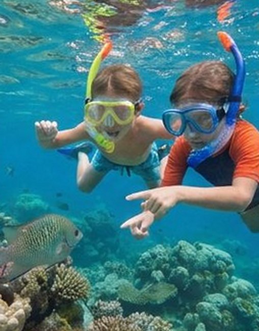 Recto de la carte : deux enfants en masque et tuba sous l’eau, photo plein cadre